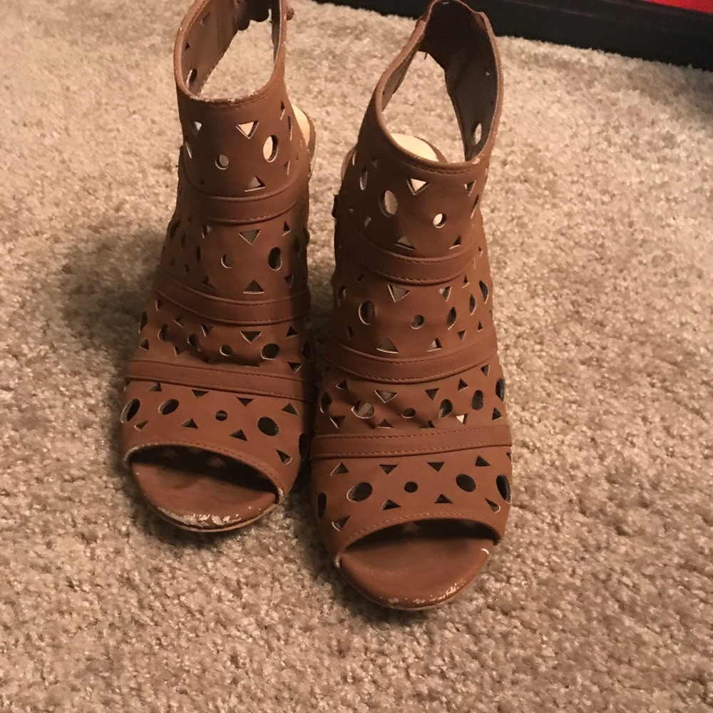 Tan Pattern Wedges - Picture 2 of 2